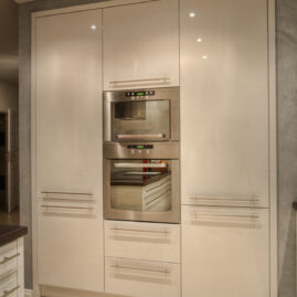 Biała zabudowa kuchni z połyskiem