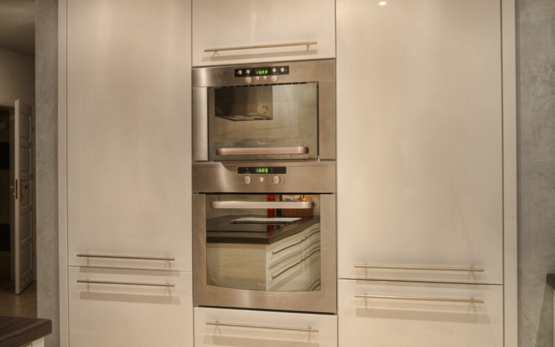 Biała zabudowa kuchni z połyskiem