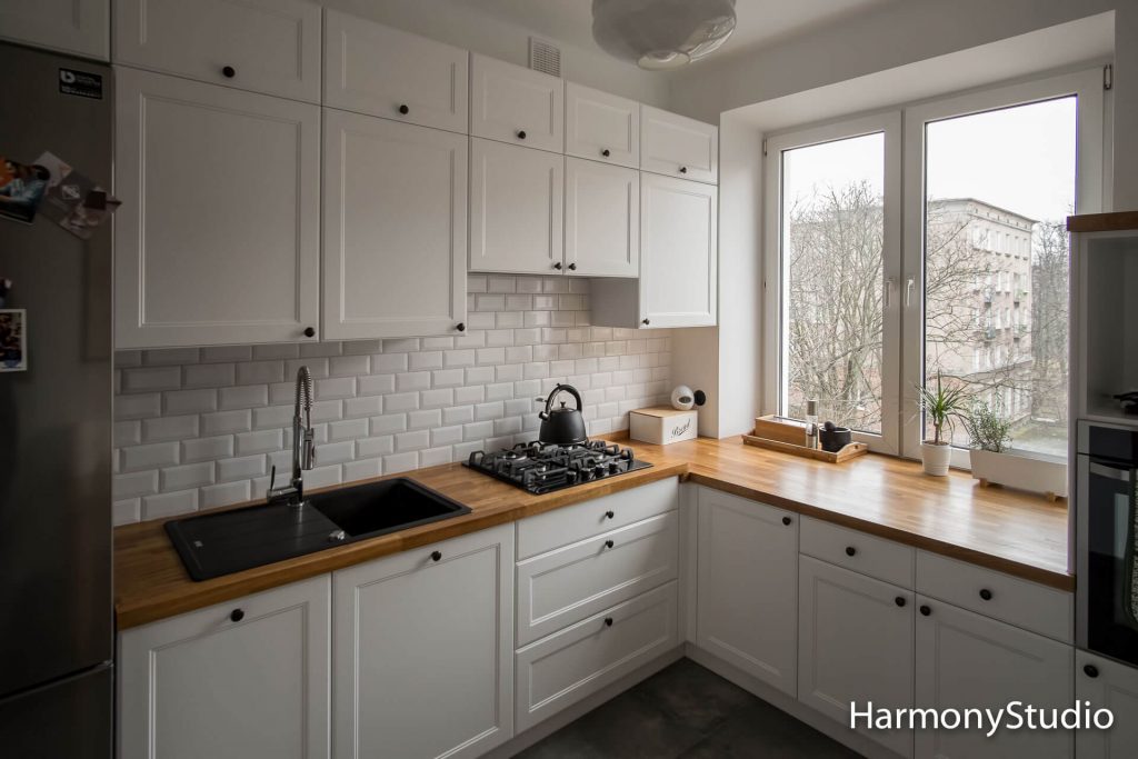 kuchnia klasyczna z drewnianym blatem