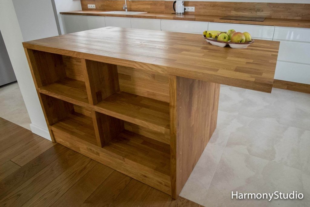 wyspa kuchenna z półkami z drewna