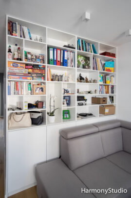 Biblioteczka w salonie na wymiar