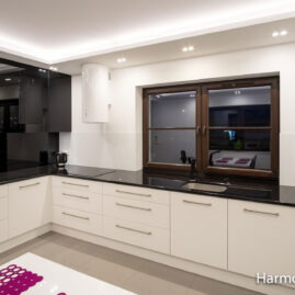 Kuchnia biała z czarnym blatem