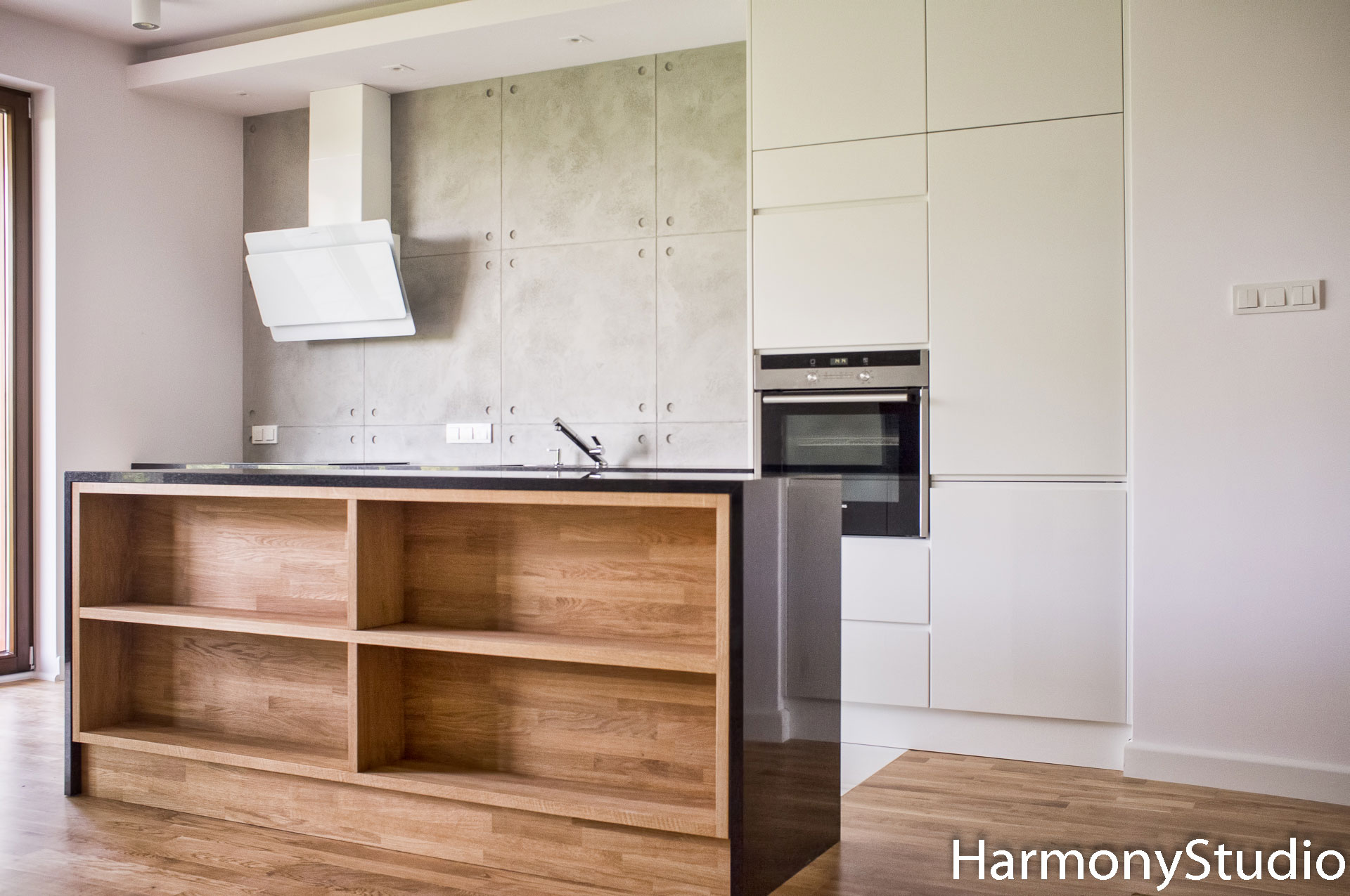 Kuchnia na zamówienie otwarta na salon z wyspą