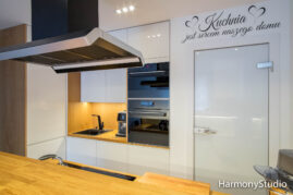 Kuchnia otwarta z drewnianym barkiem