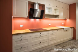 Kuchnia ze szklonymi szafkami