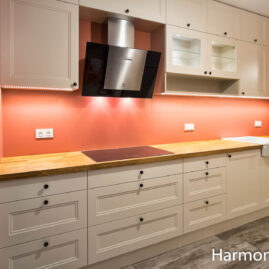 Kuchnia ze szklonymi szafkami