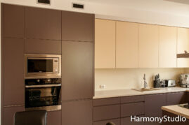 Kuchnia z jasnym blatem i kolorowymi frontami