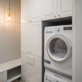 Pralka w łazience w zabudowie