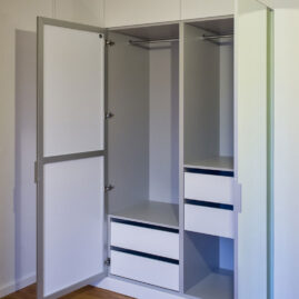 Szafa biała z lustrem