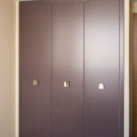 Szafa szara w sypialni