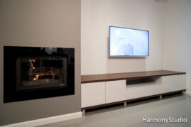 Biała szafka RTV - projekt i realizacja mebli do salonu na wymiar