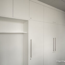 Zabudowa przedpokoju biała