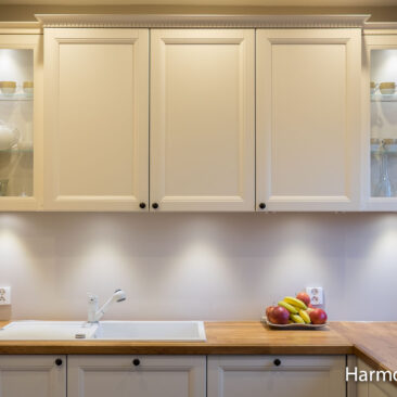 kuchnia klasyczna z białym zlewem