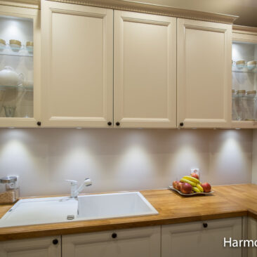 kuchnia na wymiar z przeszklonymi szafkami