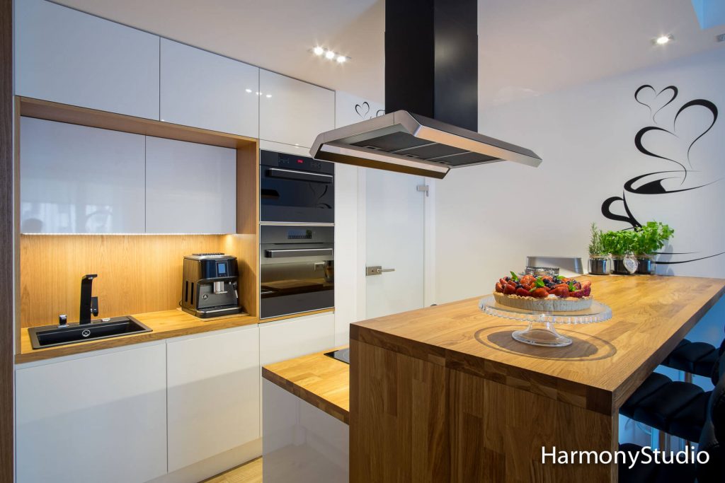 kuchnia otwarta na salon z drewnianym blatem