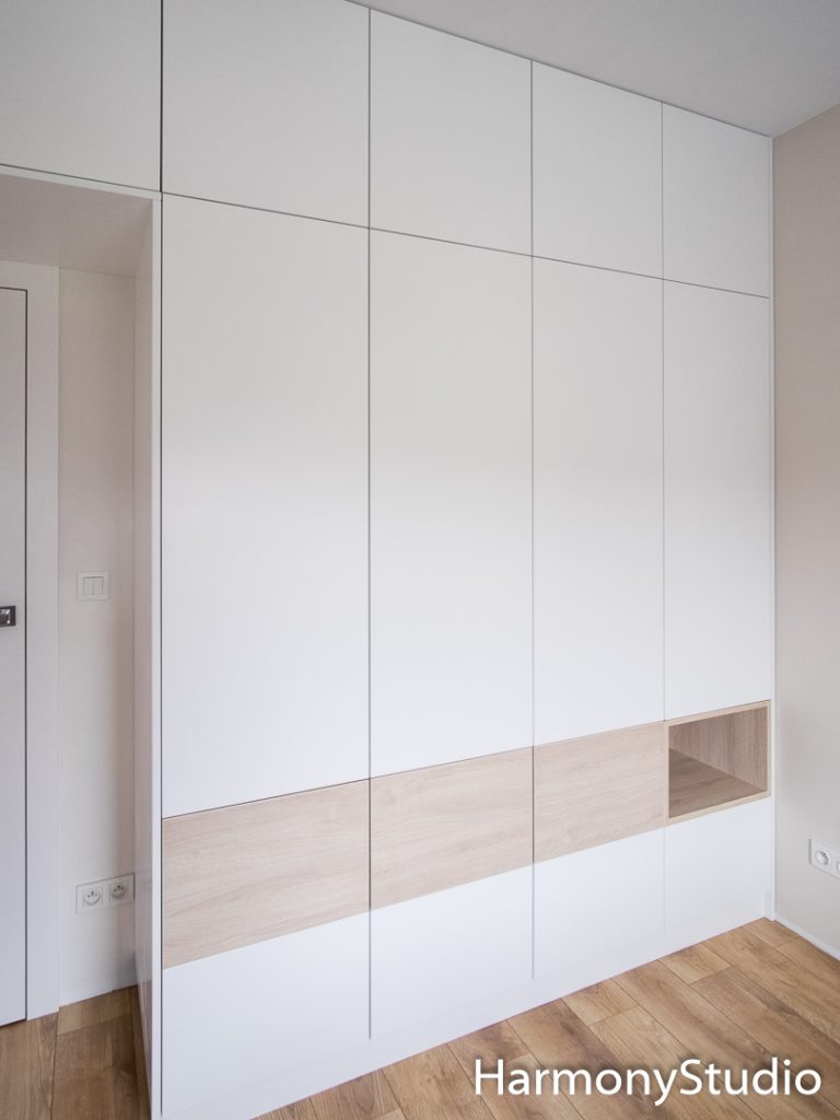 zabudowa na wymiar w sypialni biała szafa