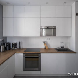 biała kuchnia z blatem z laminatu