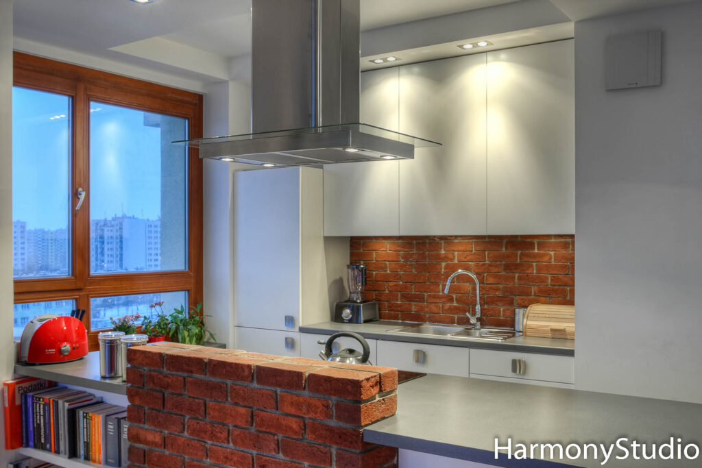 Wyspa kuchenna z podwyższeniem z cegły